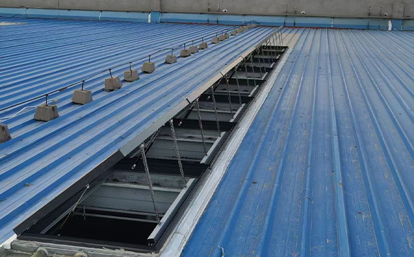 某城市大型商业综合体中庭沙湾排烟窗工程