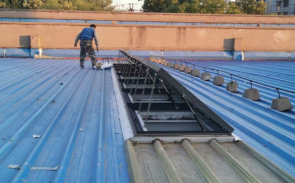 某区域性物流仓储中心沙湾排烟窗系统安装项目